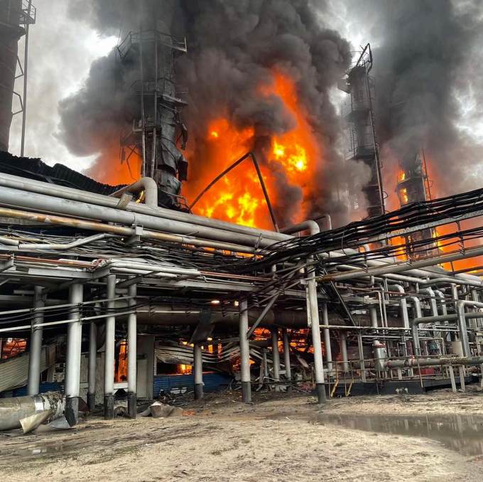 Огнеборцам потребовались сутки, чтобы потушить пожар на заводе в Новом Уренгое