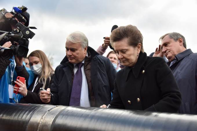 Министр энергетики и губернатор ХМАО запустили строительство газопровода