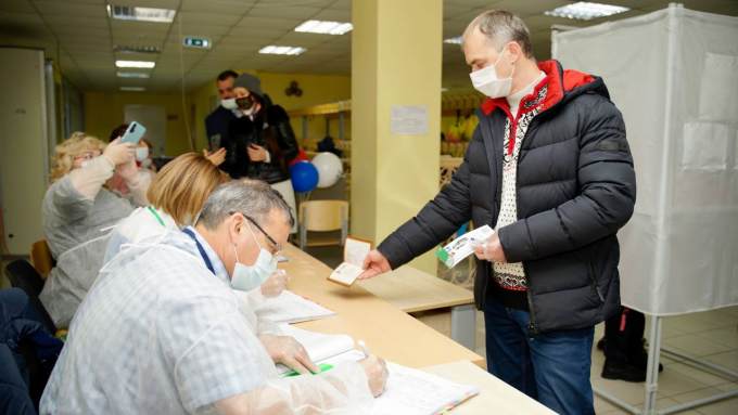 Алексей Титовский проголосовал на избирательном участке
