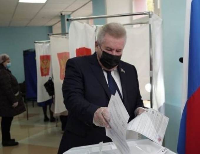 Борис Хохряков проголосовал на выборах в школе Нижневартовска