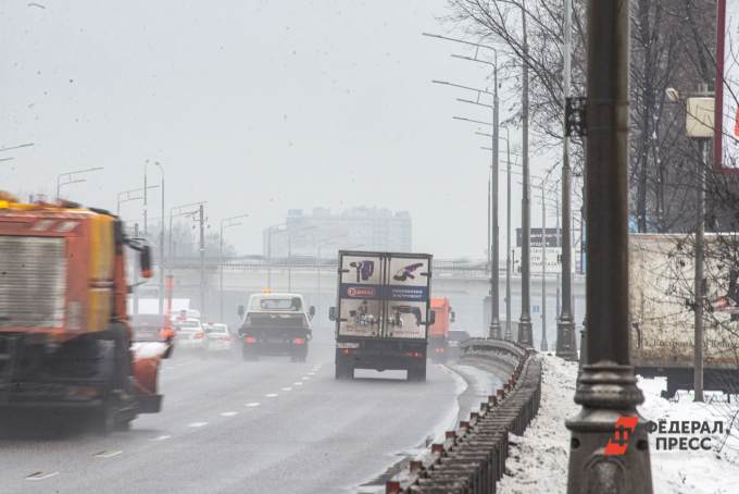 В ХМАО ограничили движение по трассе из-за снегопада