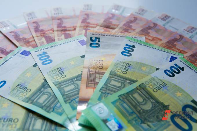 Банк России укрепил курс рубля по отношению к доллару и евро