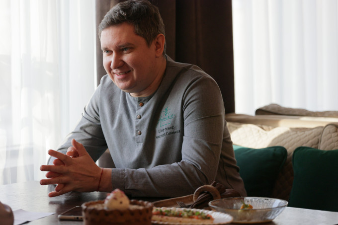 Шеф-повар ресторана "Зверобой" Николай Семенов