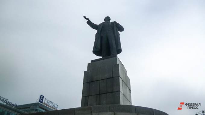 Член ЦК КПРФ В.Валеев: «Какой петух их клюнул?». Борьба за памятник Ленину в Югре продолжается