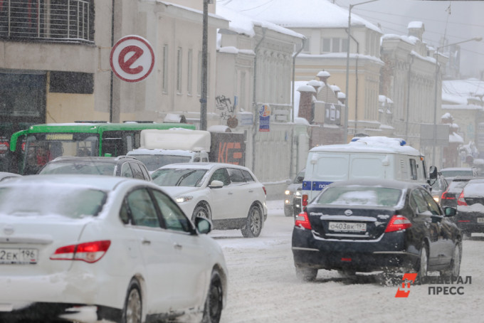 В Югре из-за обильного снегопада ограничили дорожное движение