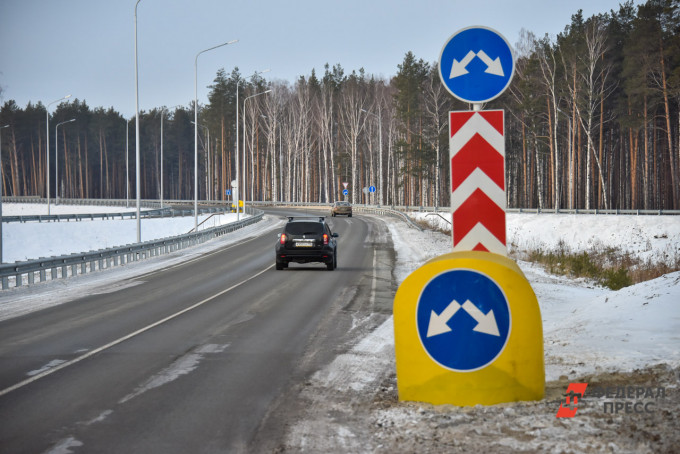 На дорогах Югры ввели ограничения из-за метели