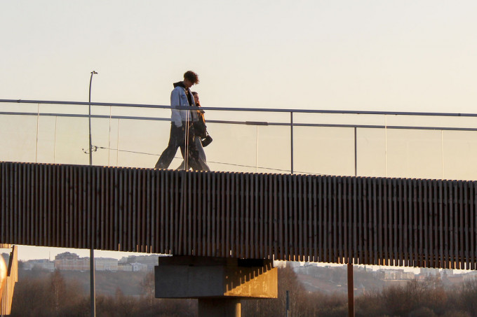 В Тюмени завершают работы по устройству пешеходных мостов в «Ново-Патрушево»