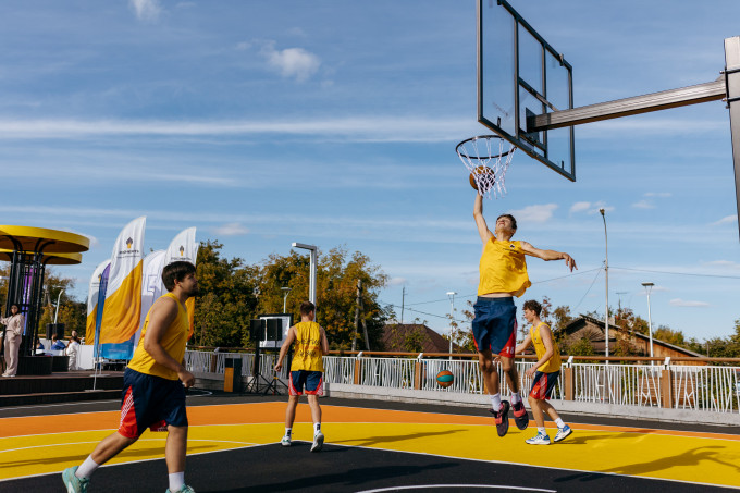 В Тюмени на набережной открылась спортплощадка