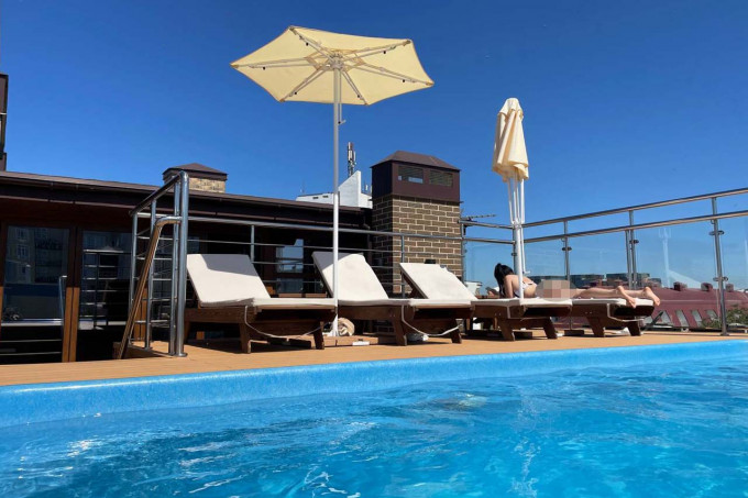 В Екатеринбурге бассейн на крыше «Высоцкого» временно закроют