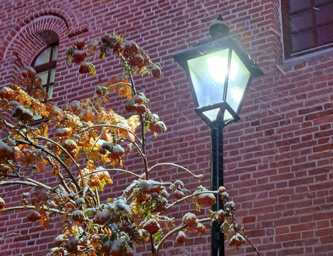 В Тюмени жители одного из новых ЖК пожаловались на отсутствие освещения