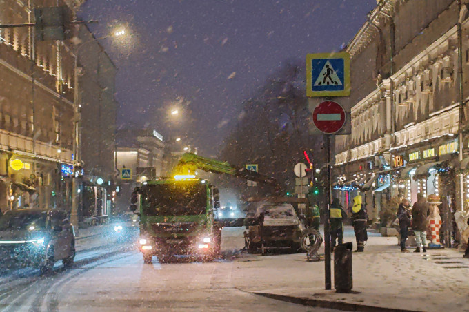 В Тюмени эвакуируют машины, чтобы почистить снег