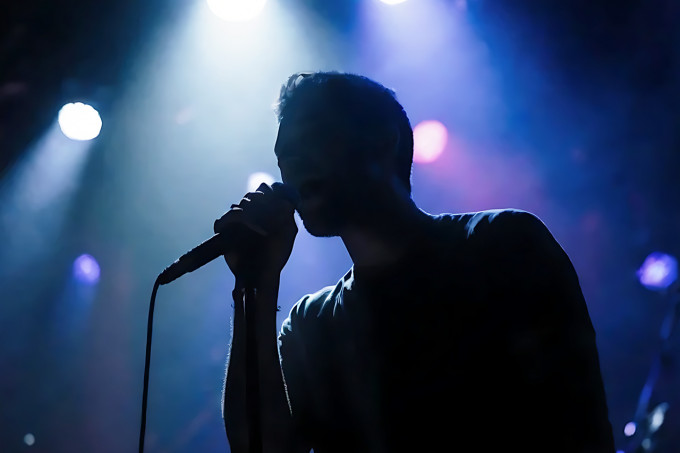 В РФ предложили запретить песни о «рюмке водки на столе»