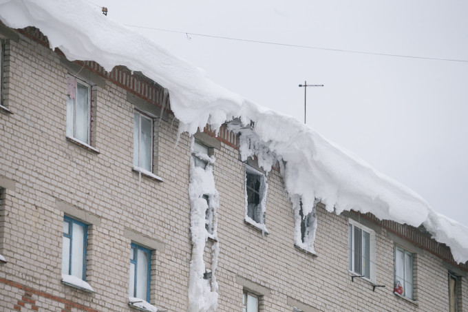 В Екатеринбурге тающий с крыши снег затопил подъезд девятиэтажки