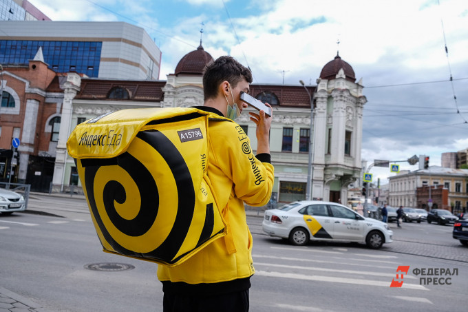 В Свердловской области средний заработок пеших курьеров превысил 52 тысячи рублей