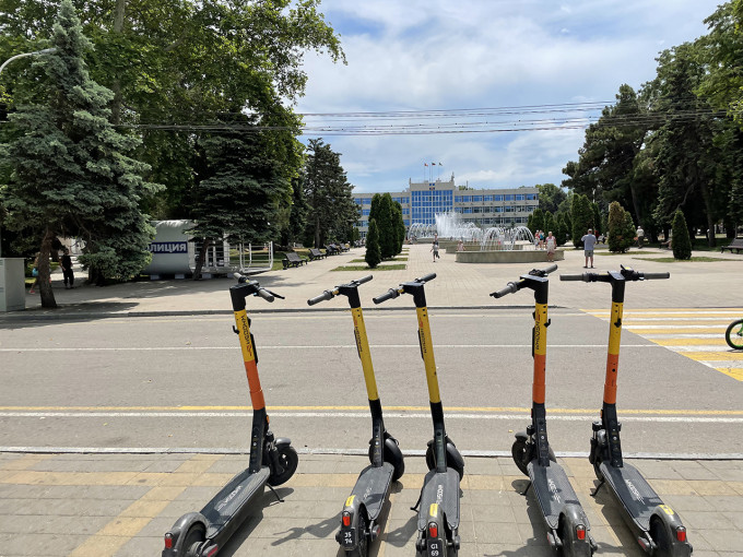 В Екатеринбурге нанесли разметку для парковки самокатов