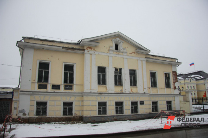В Челябинске историческое здание осталось под снегом без крыши