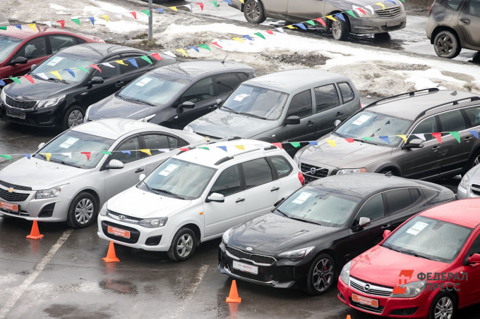 РБК: у российских дилеров началось затоваривание складов китайскими авто