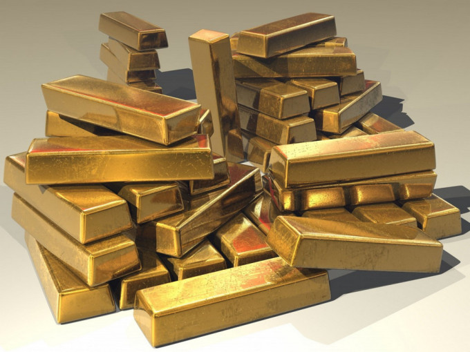 Стоимость золота увеличилась до рекордных 2100 долларов за унцию
