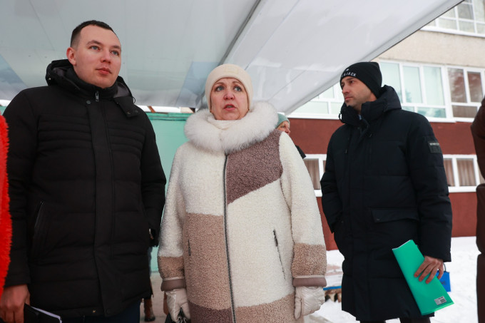 Екатеринбургские депутаты оценили качество катков в городе и сами встали на коньки