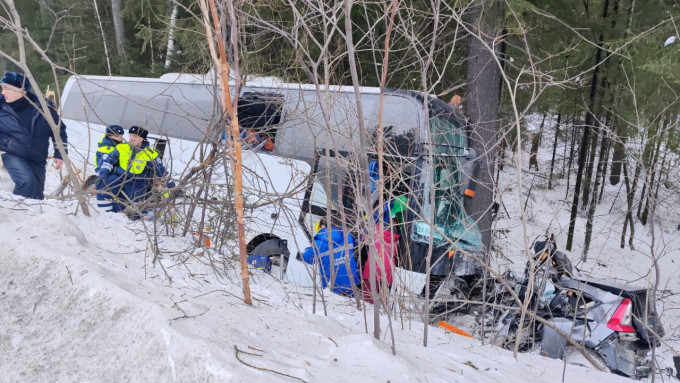 В Свердловской области в ДТП с автобусом с детской хоккейной командой и легковушкой погибли два человека