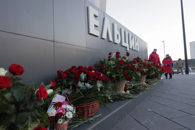 Свердловские чиновники возложили цветы к памятнику Бориса Ельцина