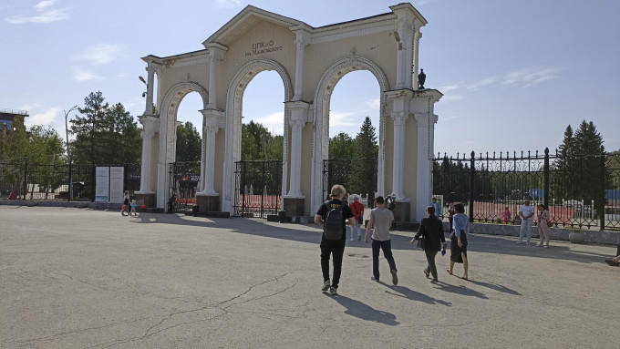 В екатеринбургском парке им. Маяковского не уложились в сроки ремонта входа с улицы Щорса