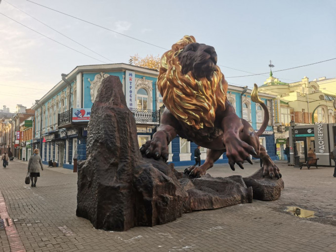 В центре улицы Вайнера в Екатеринбурге установили статую льва от "Сима-ленда"