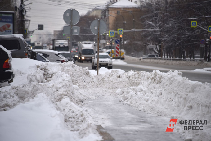 Екатеринбург встал в пробки из-за снегопада и аварий