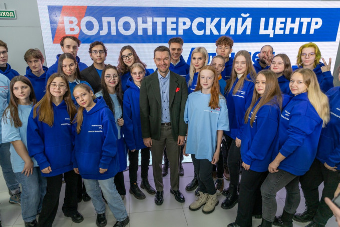 Волонтеры помогли жителям Екатеринбурга пройти тест на знание Конституции
