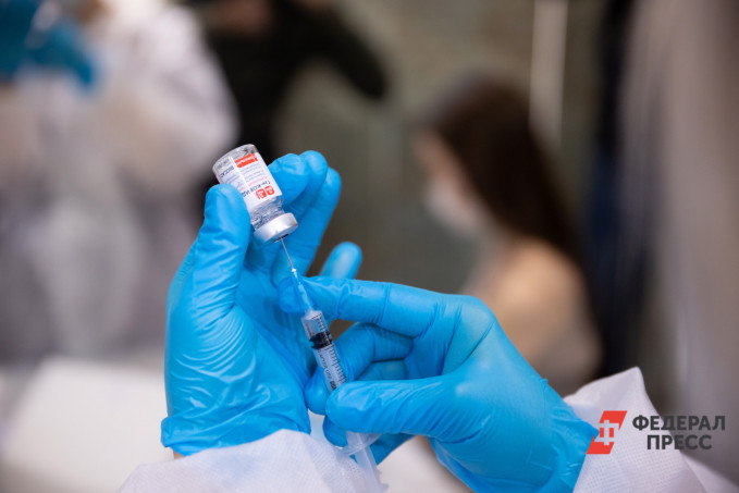 Минздрав РФ разрешил выпускать новую вакцину "Спутник Лайт"