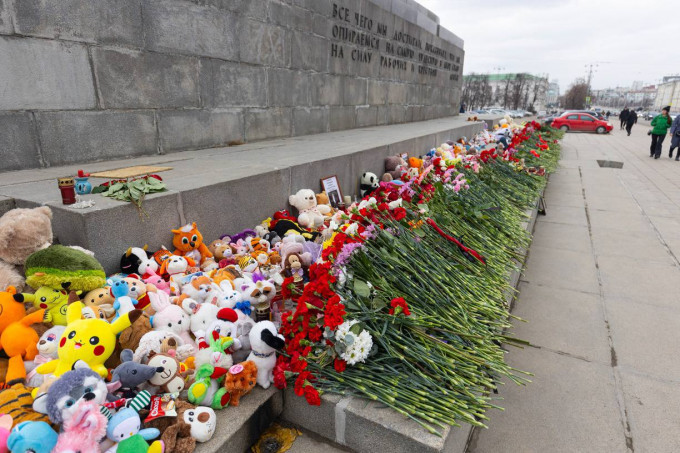 В Екатеринбурге перенесли стихийный мемориал в память о погибших в «Крокусе»