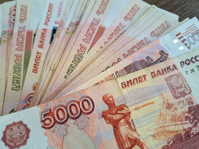 Средняя месячная зарплата в Тюмени составила 100 тысяч рублей