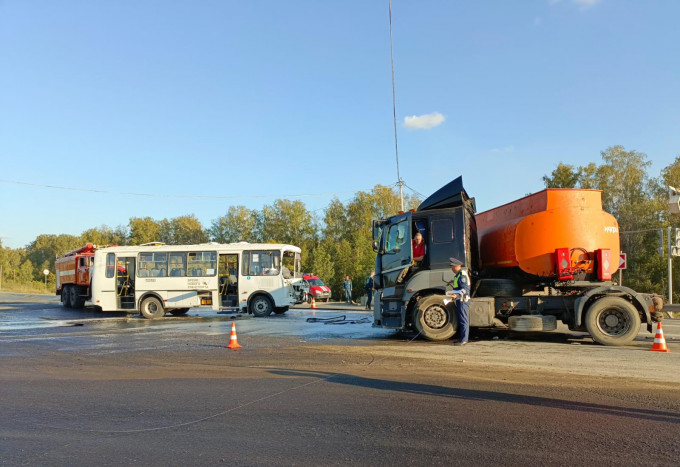 В Свердловской области количество пострадавших в ДТП между автобусом и бензовозом выросло до 10 человек