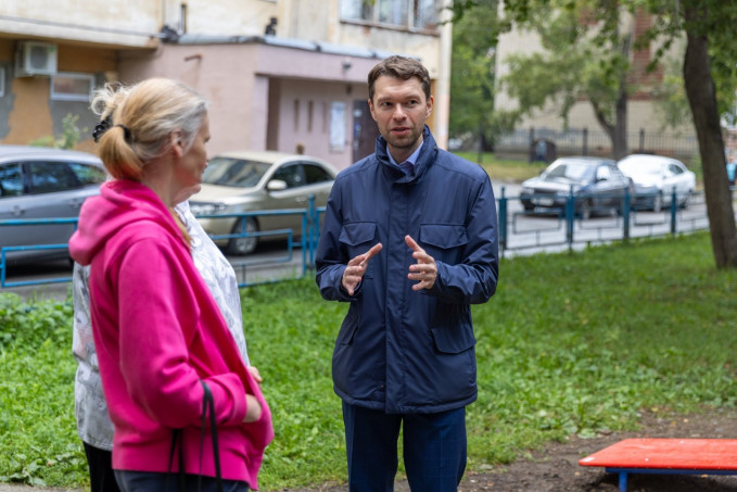Екатеринбургский депутат Алексей Вихарев обновил детскую площадку на Эльмаше