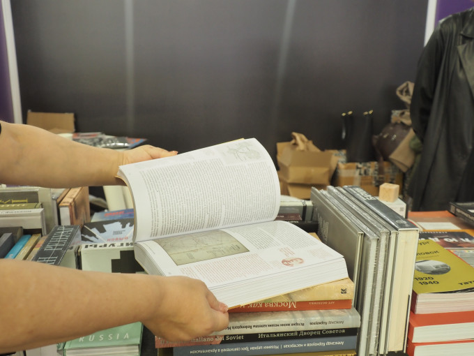 Потребность осмыслить тревожную реальность: россияне стали заметно чаще читать антиутопии