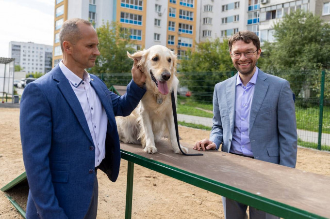 В Орджоникидзевском районе Екатеринбурга открыли две современные площадки для выгула собак