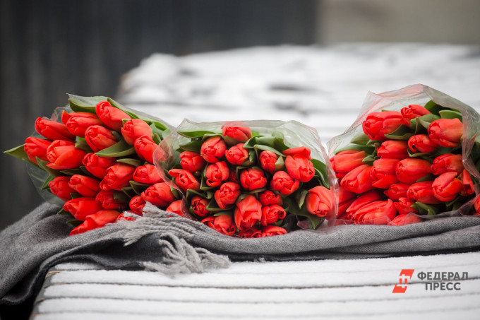 В преддверии 1 сентября в Челябинскую область привезли 7 тонн цветов из Китая