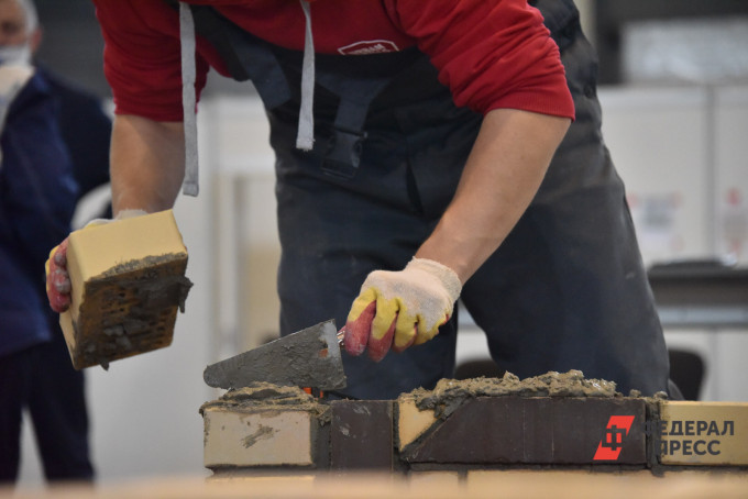 Зарплата строителей в Свердловской области превысила 100 тысяч рублей