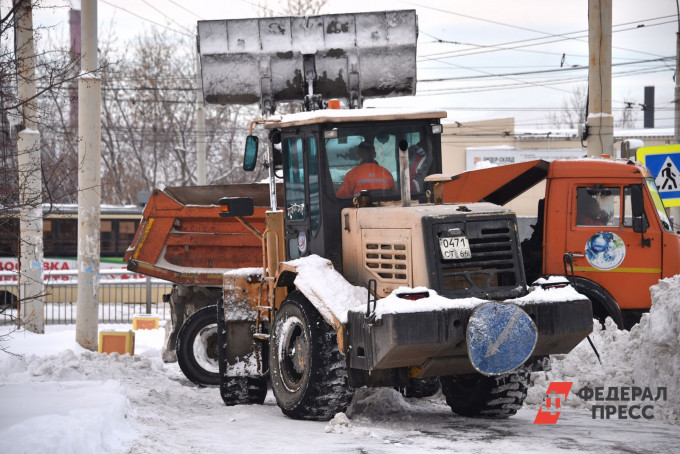 Полпред Жога поручил взять на контроль подготовку коммунальной техники к зиме в регионах УрФО