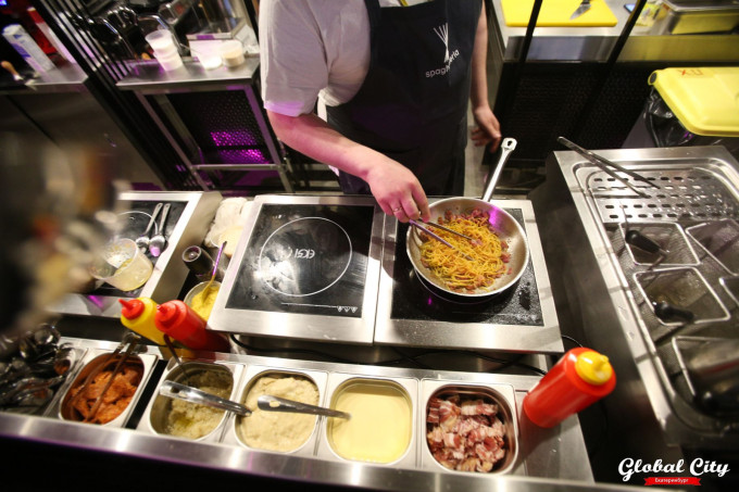 Поварам в Челябинской области предлагают самую низкую в УрФО зарплату