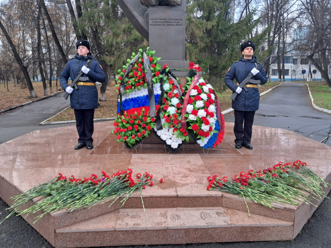 В Екатеринбурге прошел торжественный митинг, посвященный Дню памяти сотрудников МВД