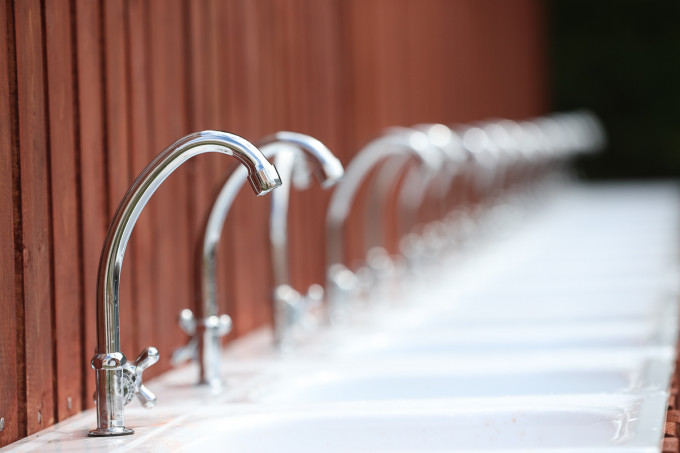 В Кургане отключили воду в школе, дворце спорта и колледже