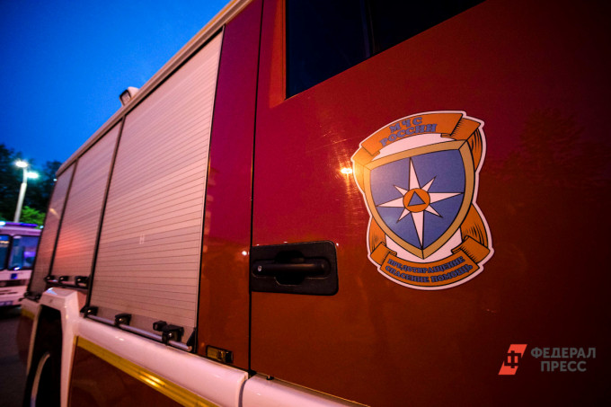 В Екатеринбурге загорелся заброшенный ДК на Химмаше