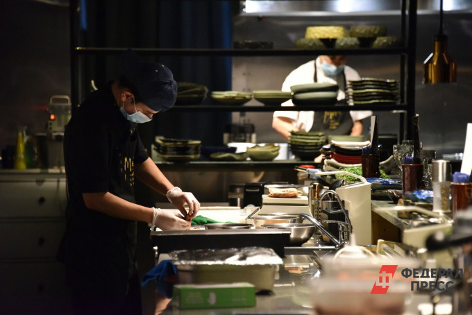 Челябинские работодатели подняли зарплатные предложения для сотрудников в сфере общепита на 29%