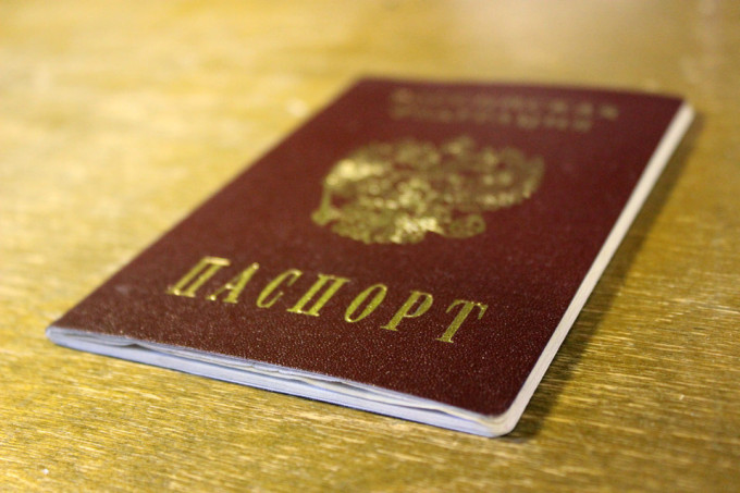 Свердловская полиция вручила паре из Казахстана российские паспорта