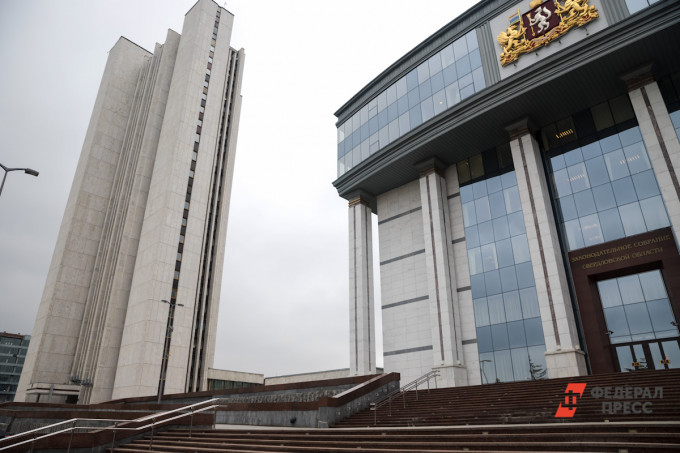 К зданиям правительства и заксобрания в центре Екатеринбурге стянули силовиков