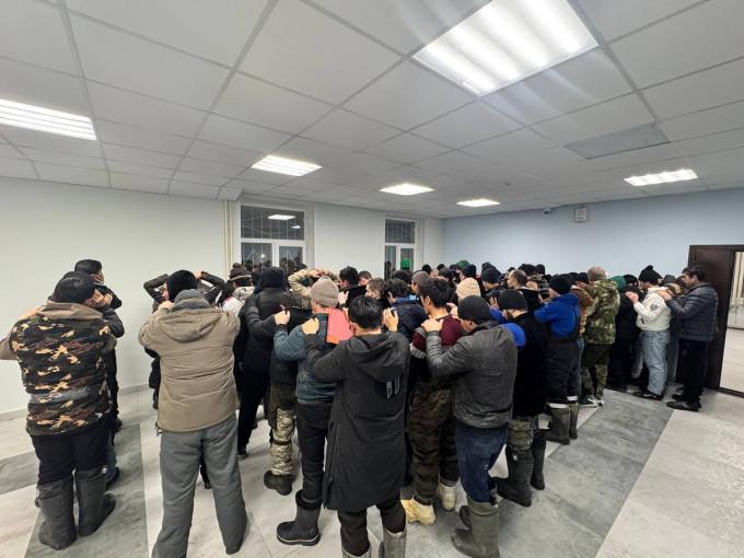 В Екатеринбурге в ходе рейда на хладокомбинате задержали более 80 мигрантов