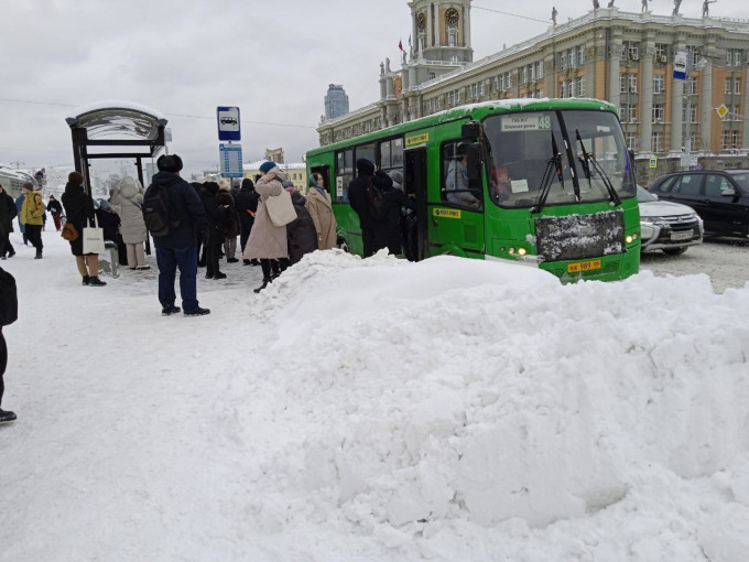 В администрации Екатеринбурга оправдали безбилетников из-за давки в общественном транспорте