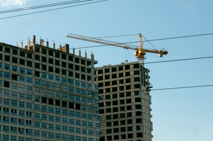 Разница в цене «квадрата» между строящимися и сданными новостройками в Екатеринбурге достигла 9 тысяч рублей