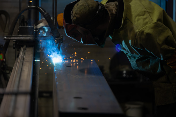 Средняя зарплата сварщиков в Свердловской области превысила 180 тысяч рублей